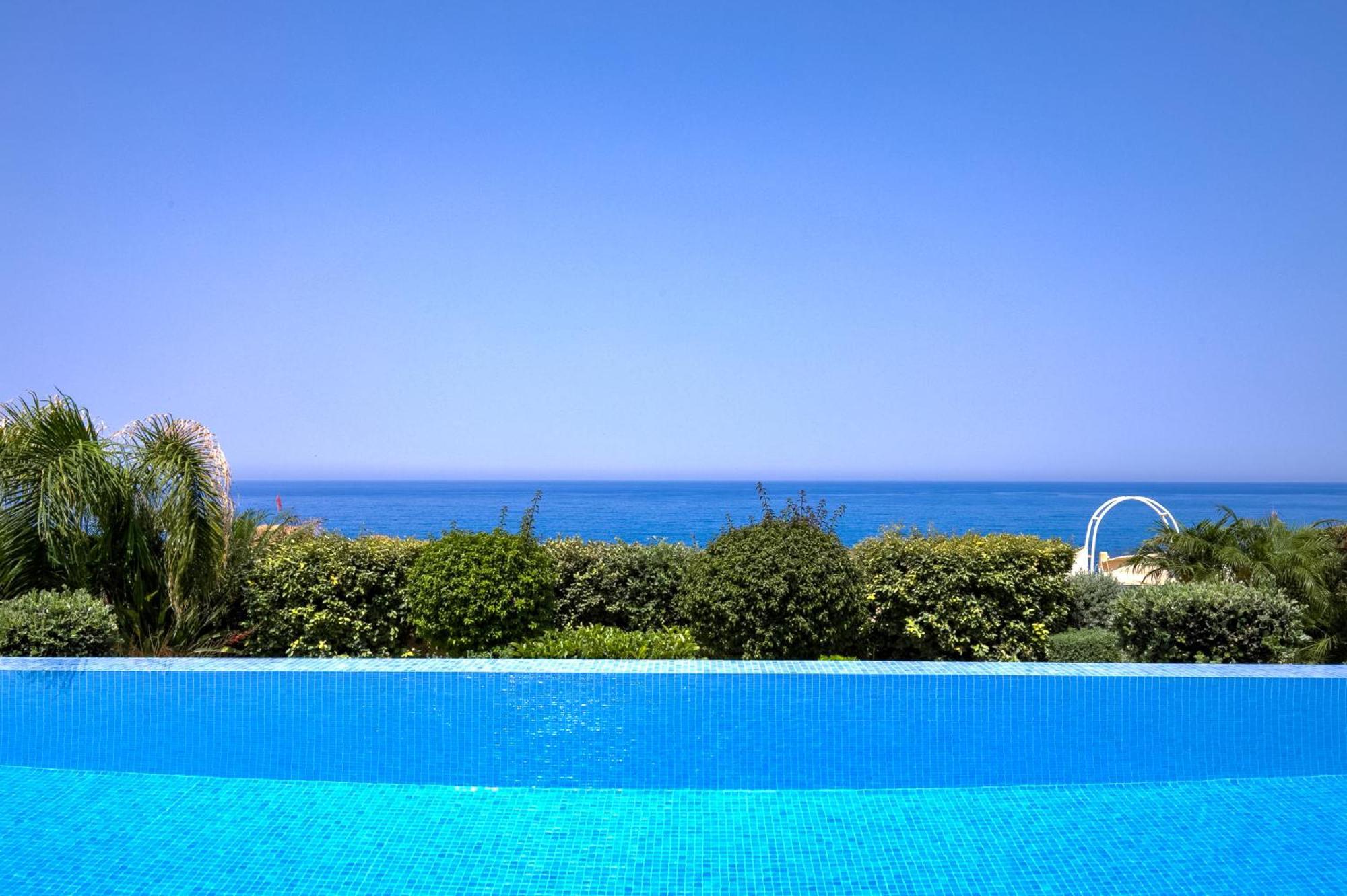 Olymp Luxury C - Seafront Elegance With Infinity Pool And Exclusive Lifestyle Киссонерга